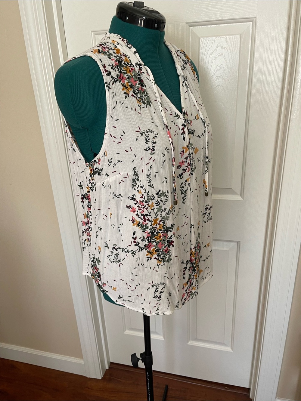 Daniel Rainn White Floral Tie-Front Sleeveless Top - Picture 9 of 13